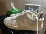 Tennis VEJA mujer talla 7 us , como nuevas.