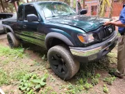 se vende toyota tacoma y media  manual 4x4