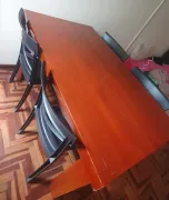 Mesa de madera con 4 sillas plásticas Pica