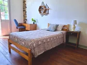 Pieza amoblada con servicios incluidos (solo hombres).