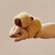 Capybara colgante de brazo