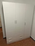 Armario de 3 puertas, bueno y nuevo.